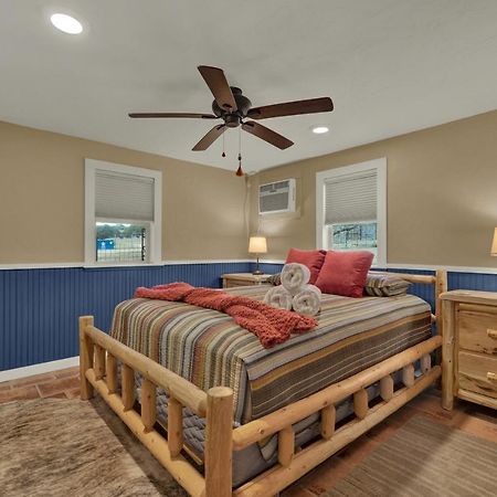 Ohana Ranch Cabin - 12 Minutes To Historic Main St เฟรเดอริกส์เบิร์ก ภายนอก รูปภาพ