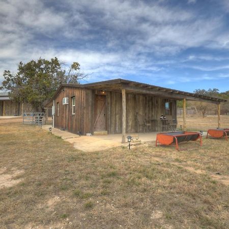 Ohana Ranch Cabin - 12 Minutes To Historic Main St เฟรเดอริกส์เบิร์ก ภายนอก รูปภาพ