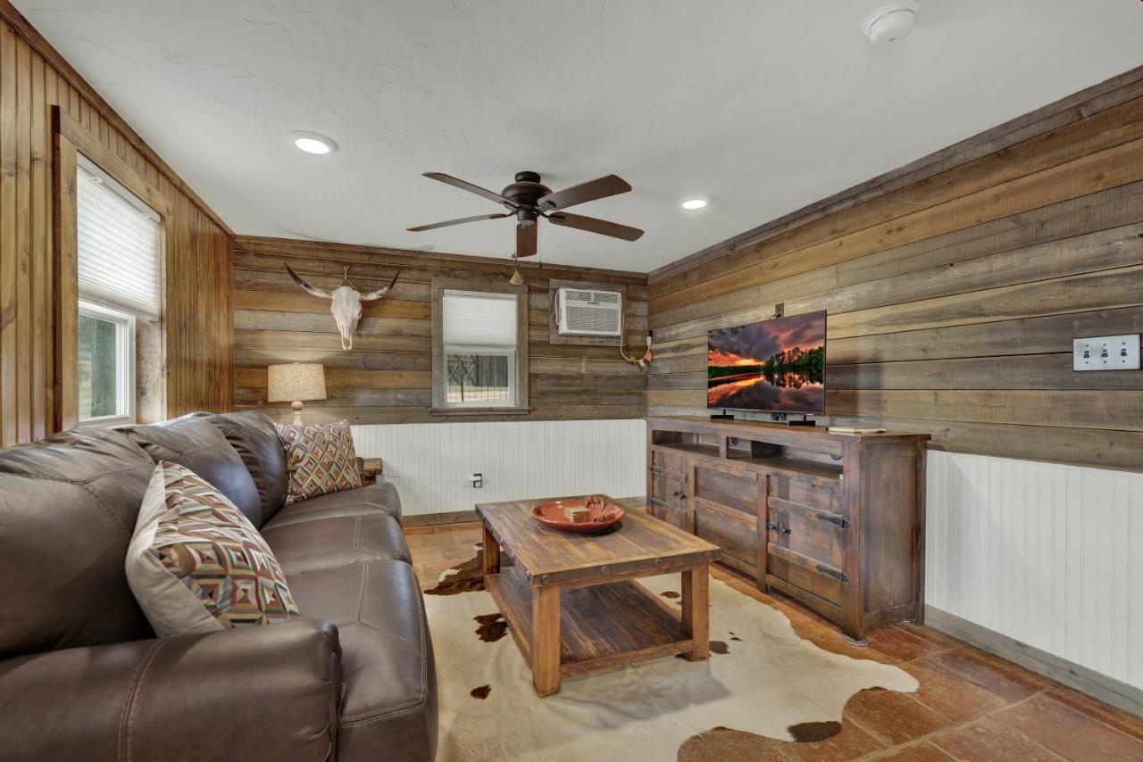 Ohana Ranch Cabin - 12 Minutes To Historic Main St เฟรเดอริกส์เบิร์ก ภายนอก รูปภาพ