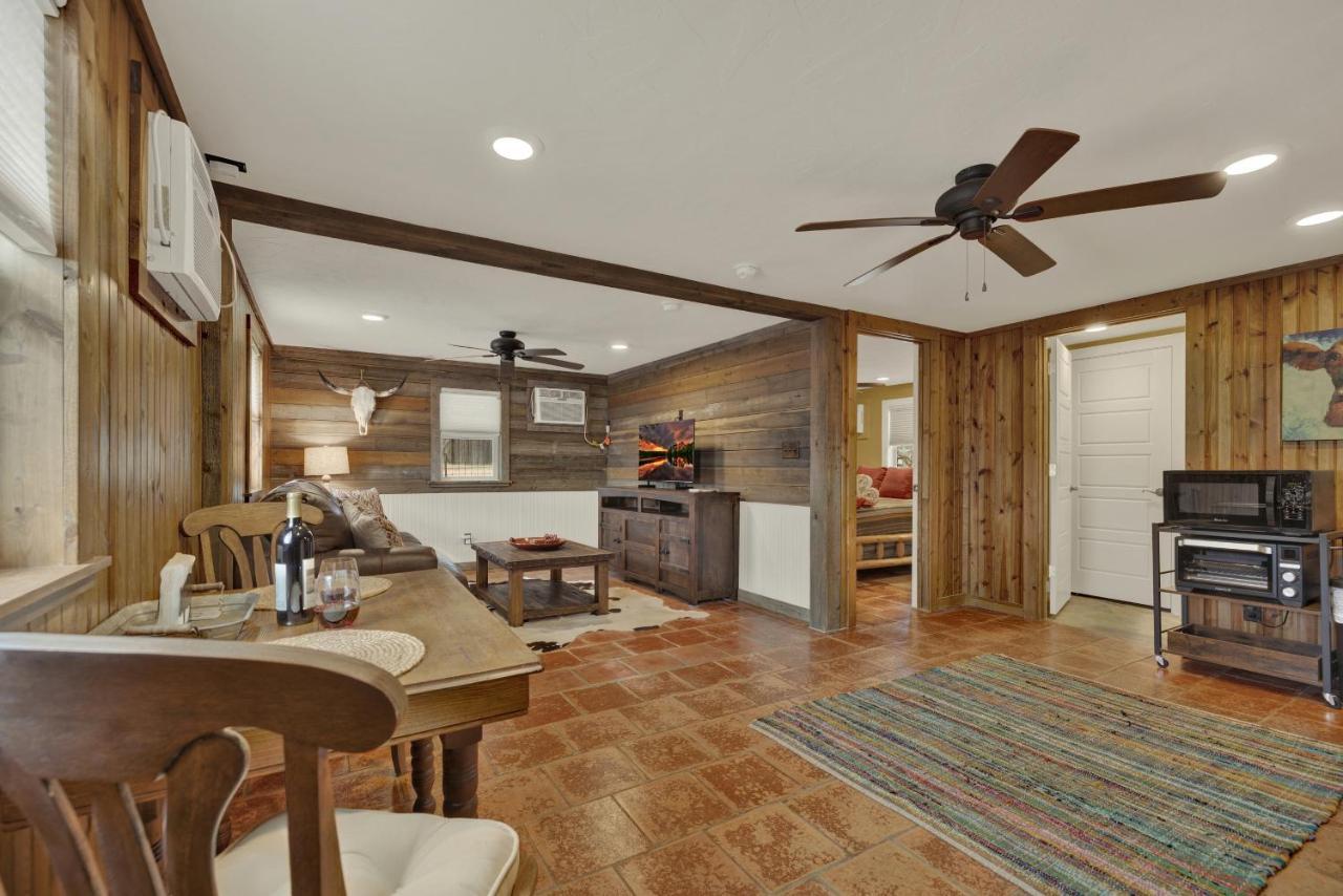 Ohana Ranch Cabin - 12 Minutes To Historic Main St เฟรเดอริกส์เบิร์ก ภายนอก รูปภาพ