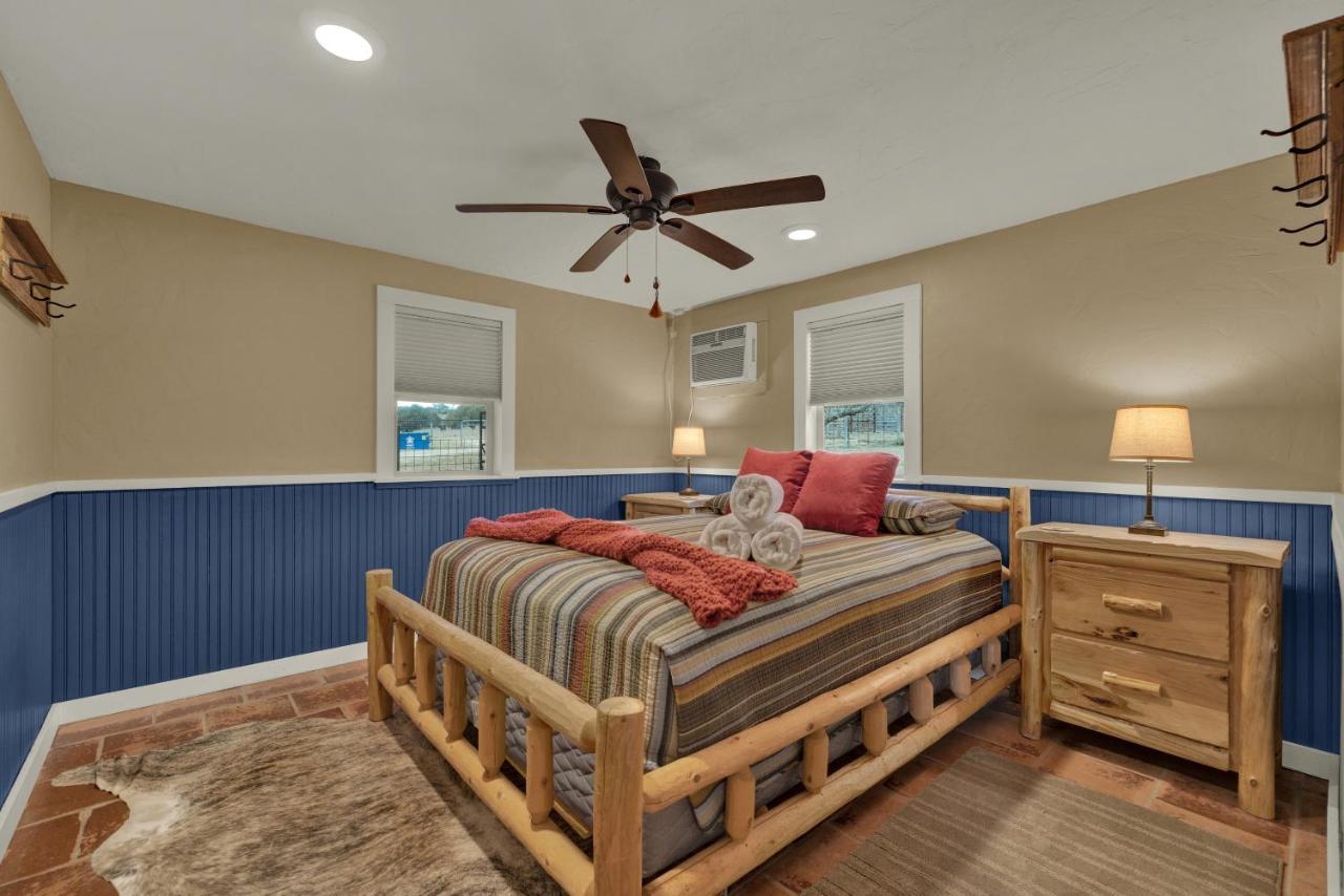 Ohana Ranch Cabin - 12 Minutes To Historic Main St เฟรเดอริกส์เบิร์ก ภายนอก รูปภาพ