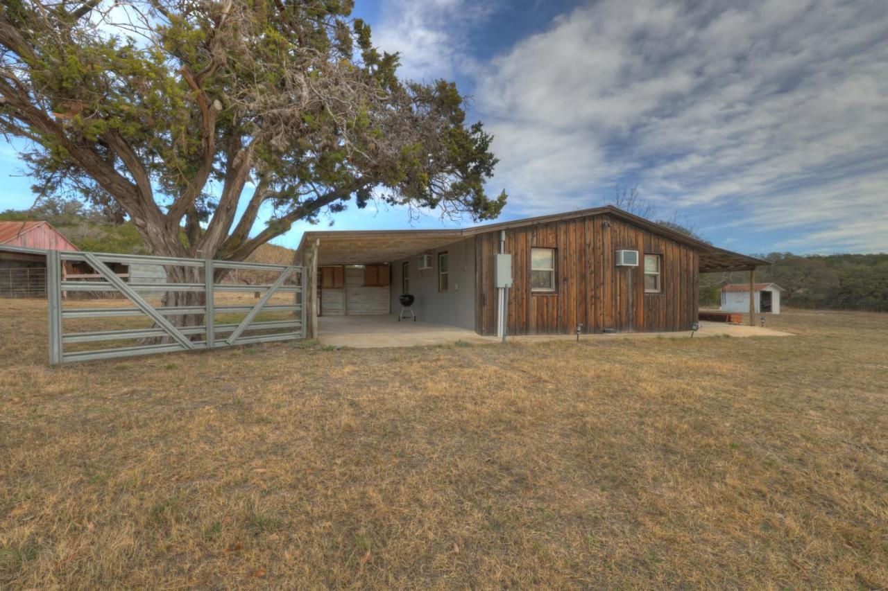 Ohana Ranch Cabin - 12 Minutes To Historic Main St เฟรเดอริกส์เบิร์ก ภายนอก รูปภาพ