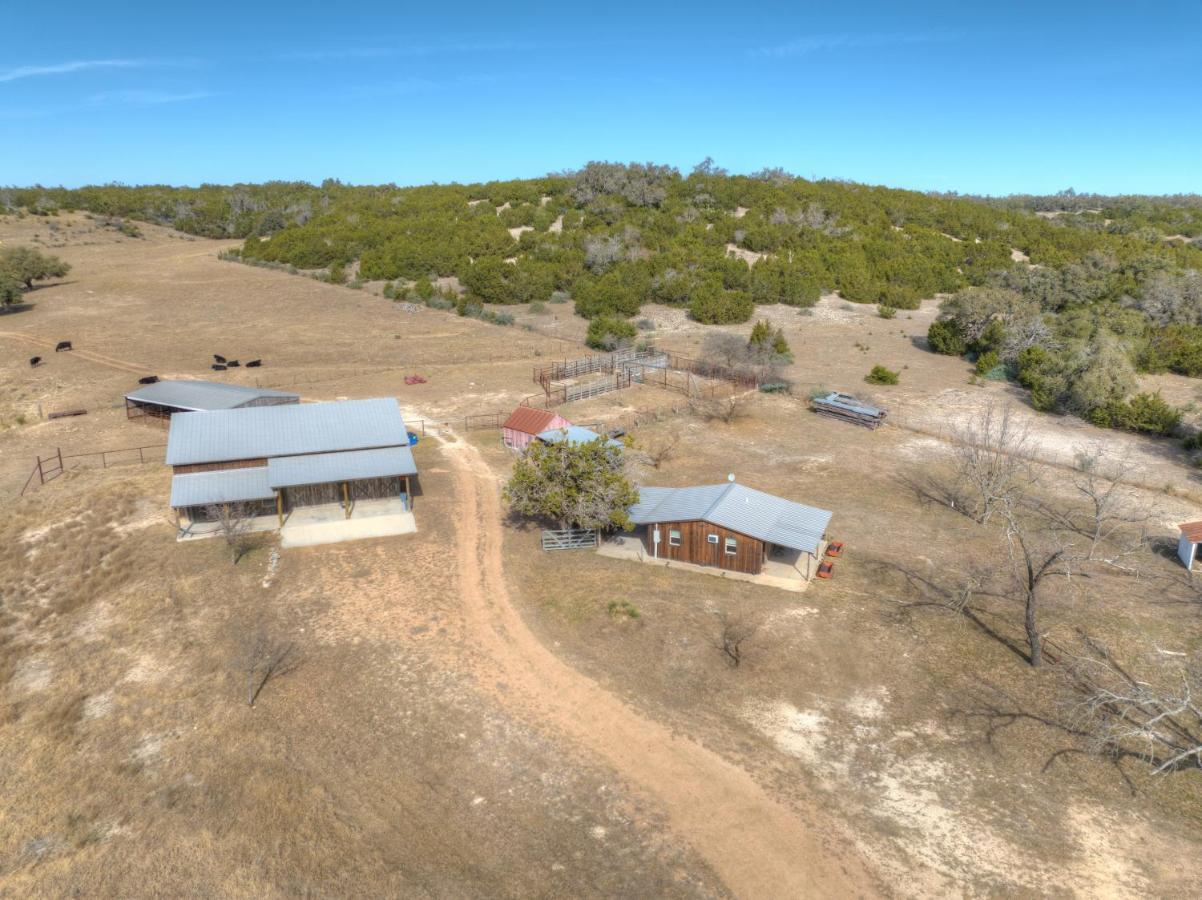 Ohana Ranch Cabin - 12 Minutes To Historic Main St เฟรเดอริกส์เบิร์ก ภายนอก รูปภาพ