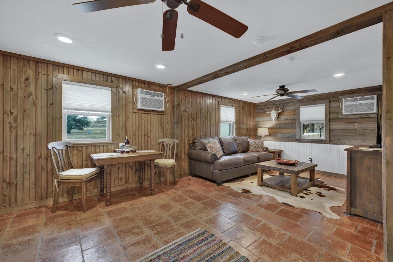Ohana Ranch Cabin - 12 Minutes To Historic Main St เฟรเดอริกส์เบิร์ก ภายนอก รูปภาพ